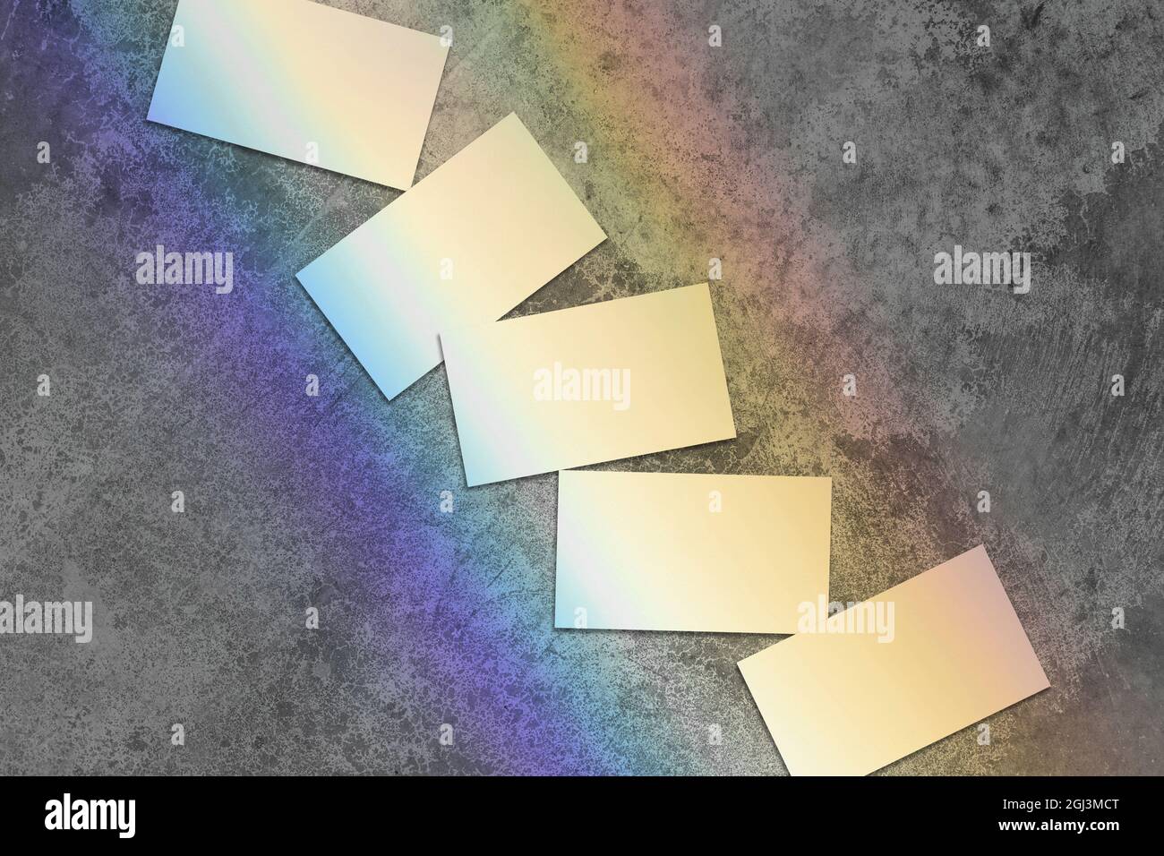 Leere weiße rechteckige Visitenkartenmockups mit diagonalen Schatten Stockfoto