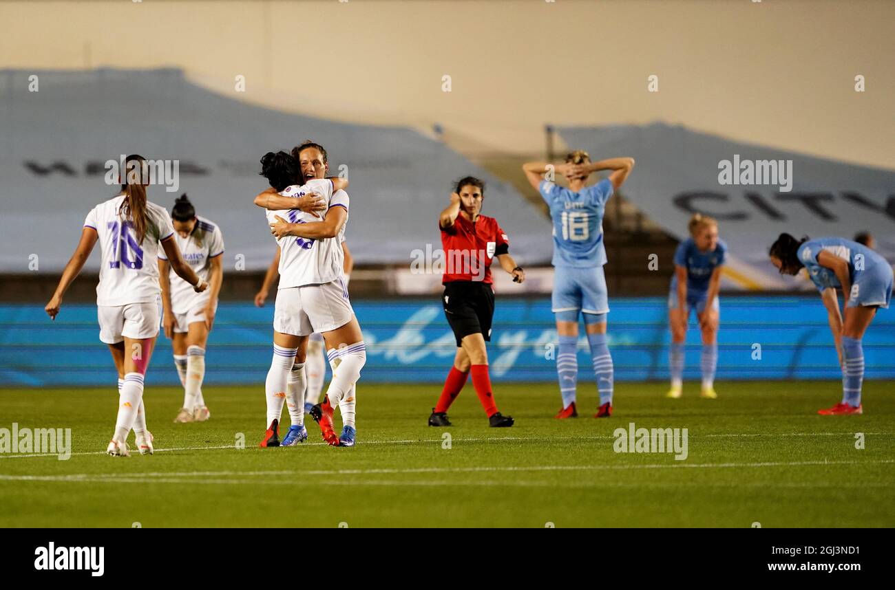 Lucía María Rodríguez Herrero und Babett Peter von Real Madrid feiern während des UEFA Women's Champions League-Spiels im Academy Stadium in Manchester zu Vollzeit. Bilddatum: Mittwoch, 8. September 2021. Stockfoto