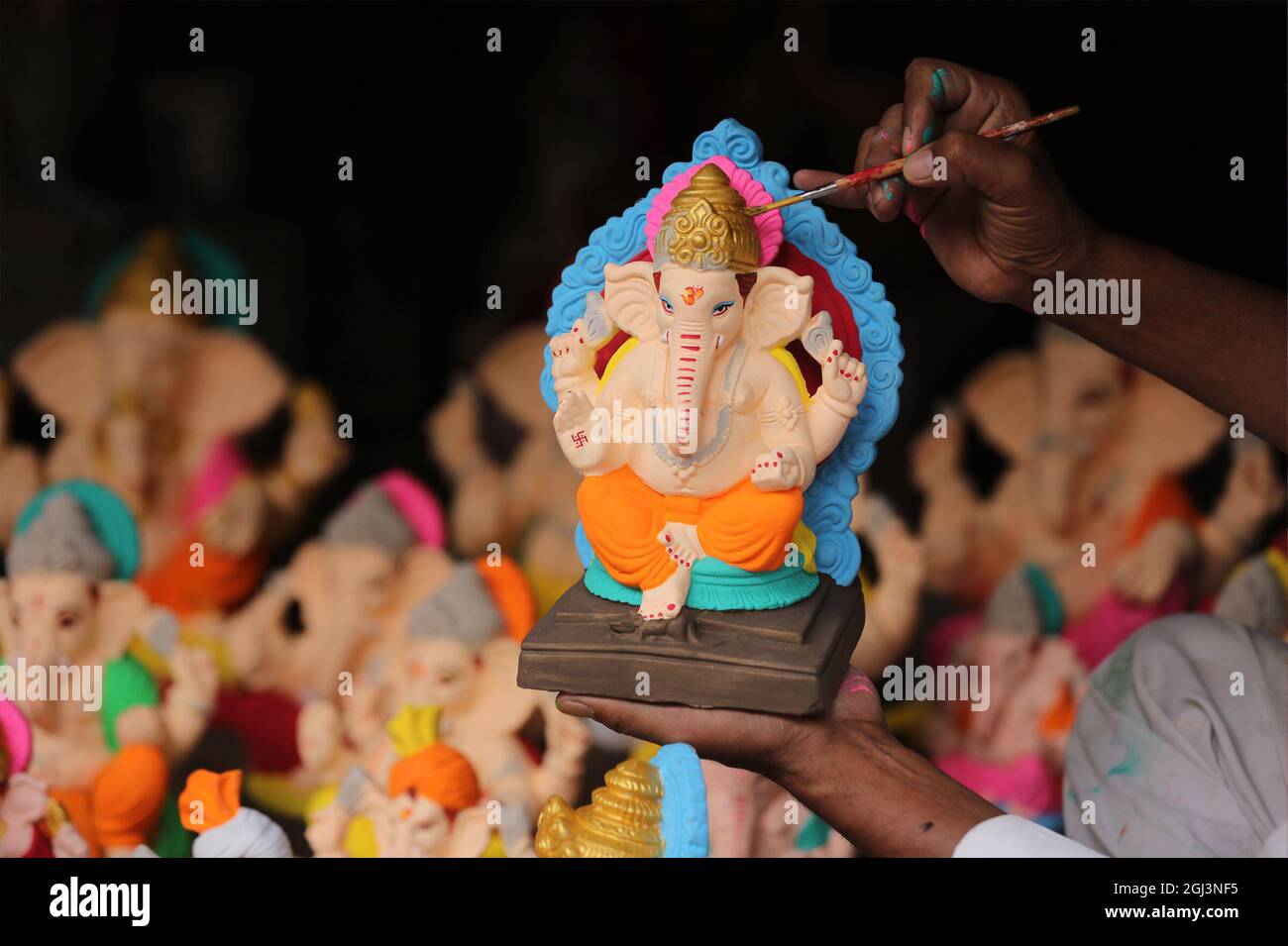 Mandi, Indien. September 2021. Ein Handwerker arbeitet an einem Idol von Lord Ganesha bei einem Workshop vor dem Ganesh puja Festival im Mandi Bezirk, Himachal Pradesh, Indien, am 8. September 2021. Quelle: Partha Sarkar/Xinhua/Alamy Live News Stockfoto