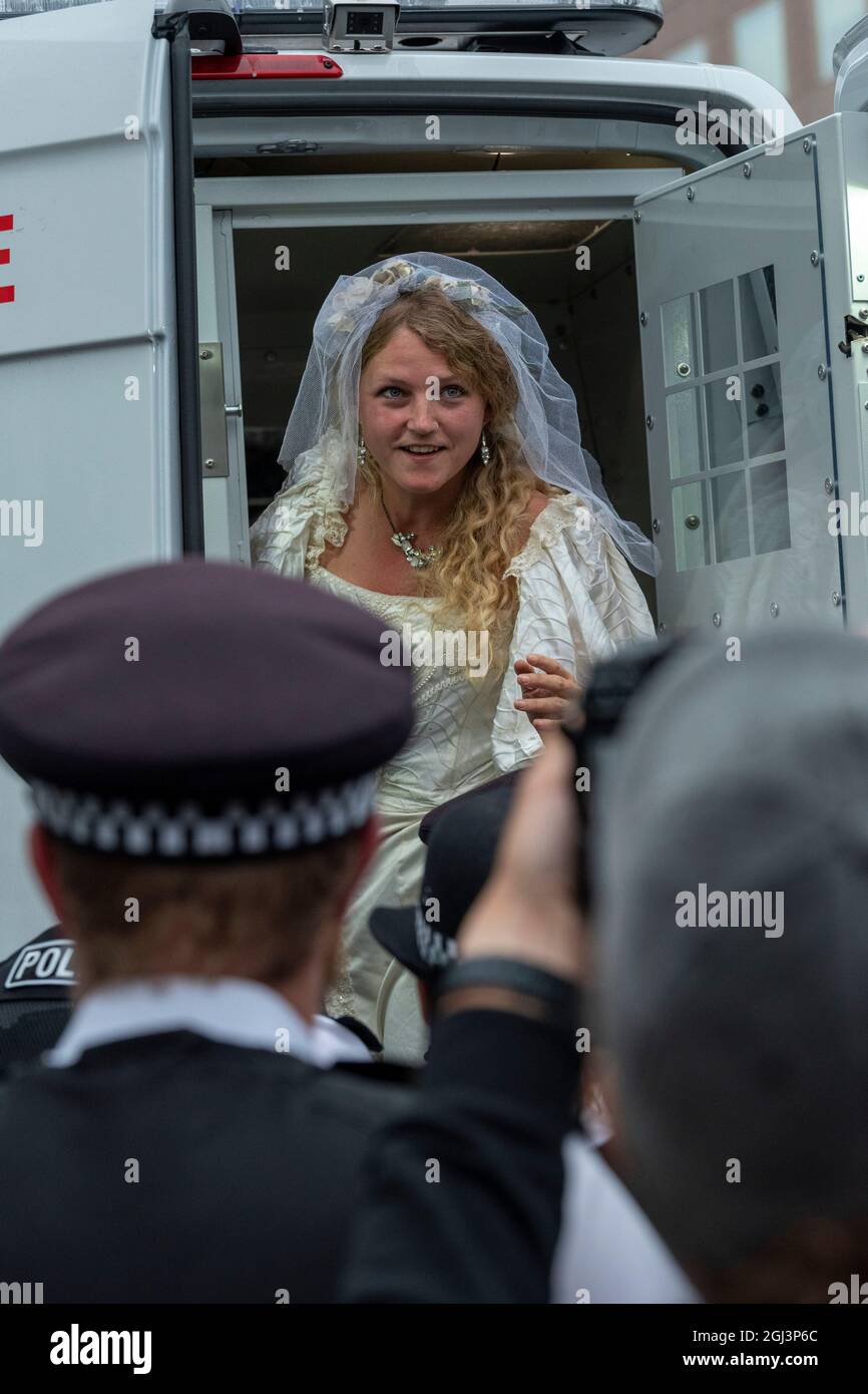 Eine Frau, die als Braut gekleidet ist, wird in einen Polizeiwagen gebracht, nachdem sie am 9. Tag der Impossible Rebellion aus einem Bus entfernt wurde, der von Extinction Rebellion benutzt wurde, um die Kreuzung auf der Südseite der London Bridge zu blockieren.die Protestgruppe von Extinction Rebellion unternimmt zwei Wochen Ziviler Ungehorsam, Demonstrationen und Proteste. (Foto von Dave Rushen / SOPA Images/Sipa USA) Stockfoto