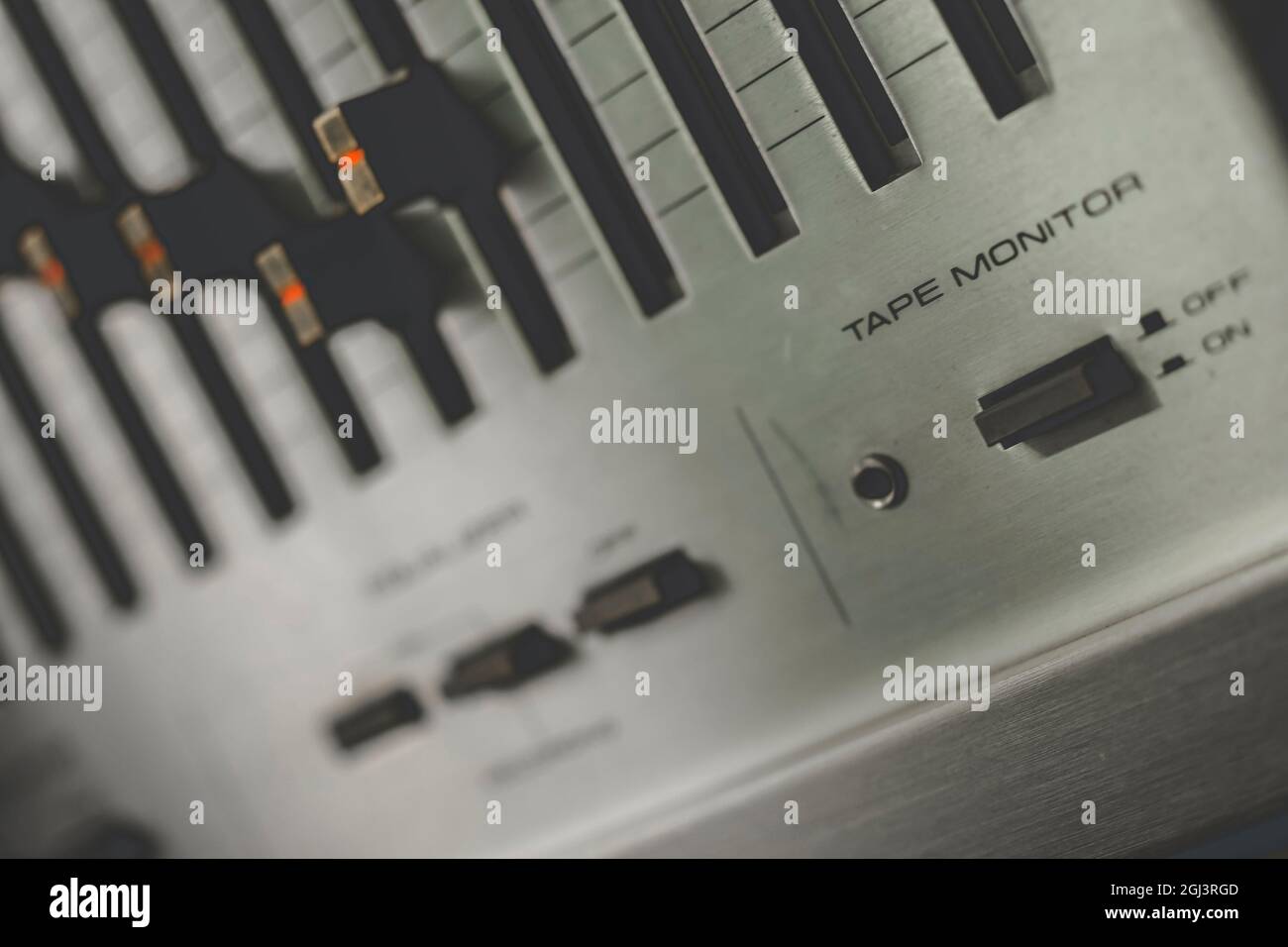 Vintage HiFi-Audiosystem, Details der Knöpfe und Metallfront. Stockfoto