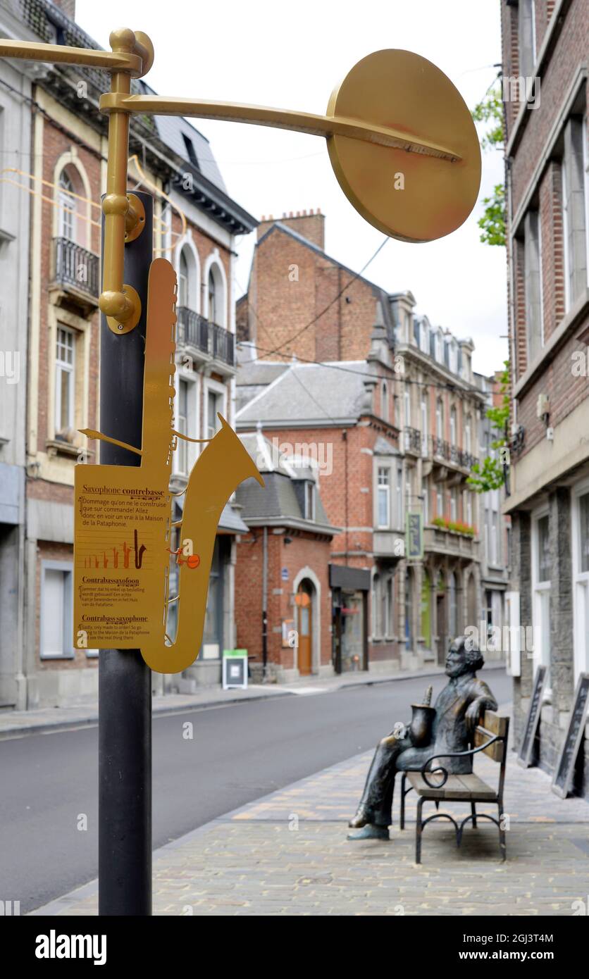 Dinant, Belgien 08-17-2014 Skulptur des Saxophonerfinders Adolphe Sax auf der Straße mit Kontrabass-Sax-Schild Stockfoto