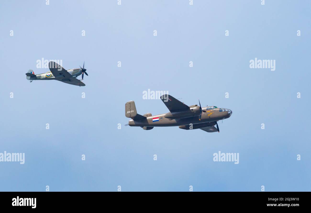 DEN HAAG, NIEDERLANDE - 08. Sep 2021: Den Haag, Niederlande - 5 2021. Mai: spitfire-Kämpfer aus der 2. Weltkrieg und Bomber der Roya mit B-25 Mitchell Stockfoto