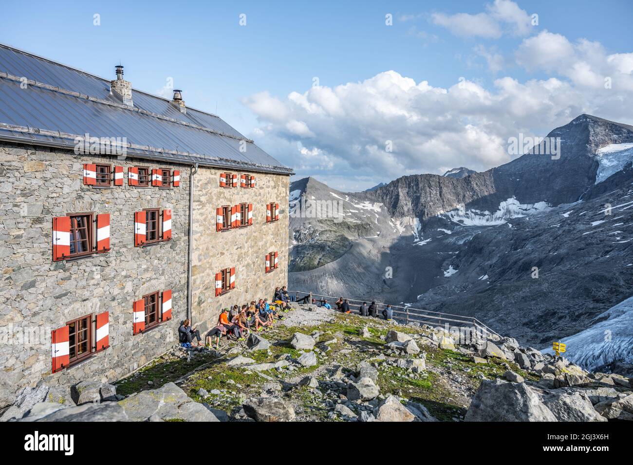 MATREI IN OSTTIROL, ÖSTERREICH - 21. AUGUST 2021: Neue Prager Hütte, Deutsch: Neuer Prager Hutte. Berghaus und Startpunkt der Großvenediger Gletscherwanderung. Nationalpark Hohe Tauern, Osttirol, Österreich. Stockfoto