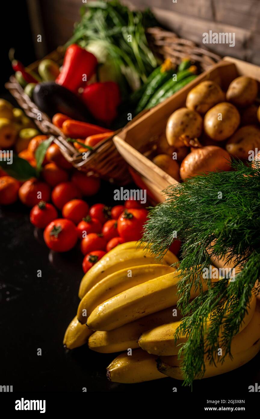 Obstmarkt mit verschiedenen bunten frischen Obst und Gemüse Stockfoto