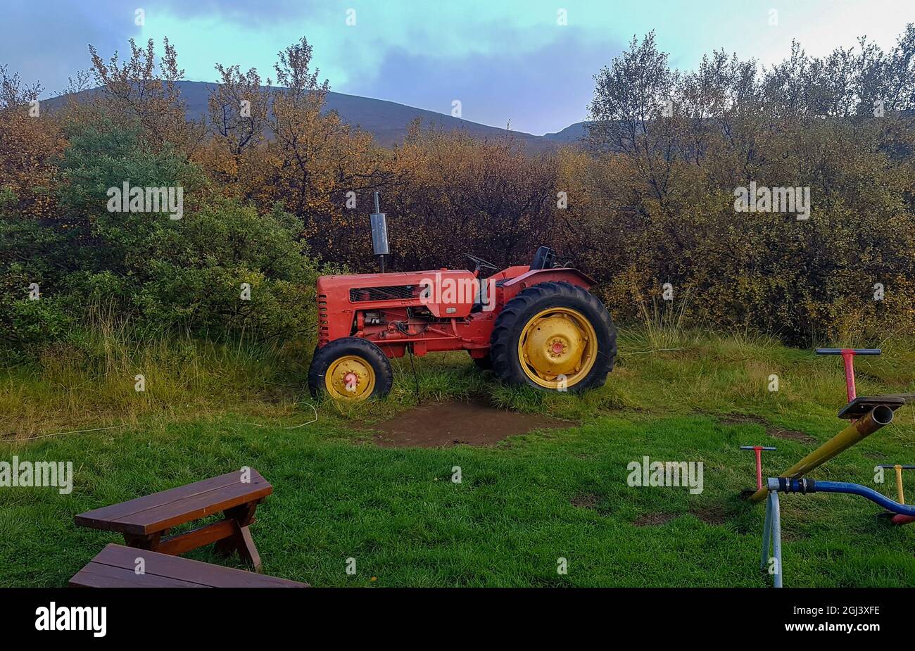 Roter Traktor vor einer farbenfrohen Isländischen Herbstszene Stockfoto