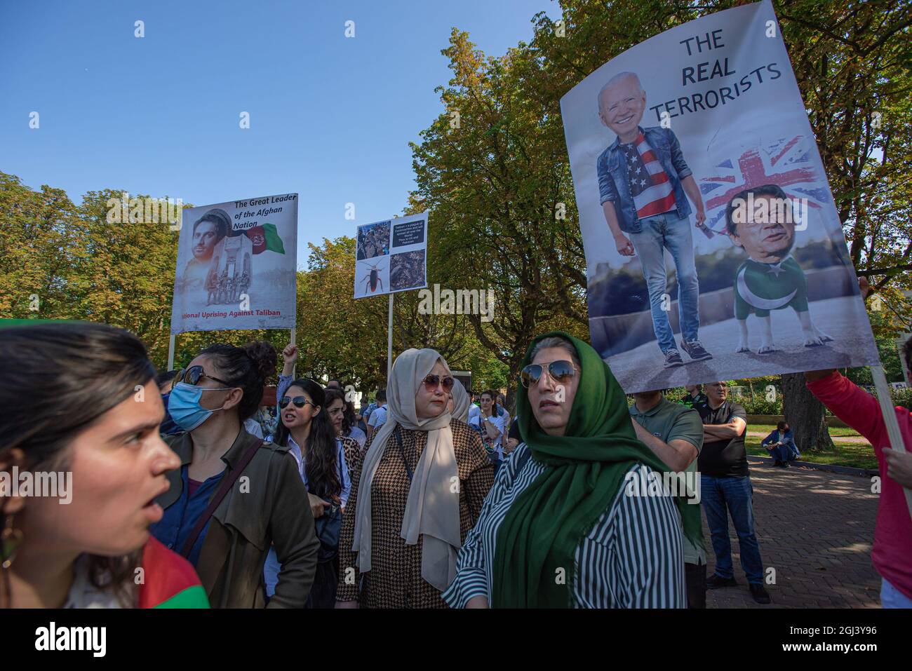 Während der Demonstration vor der Residenz des pakistanischen Botschafters in Den Haag halten Demonstranten Plakate.Eine kleine, aber äußerst lautstarke Gruppe von Demonstranten demonstrierte heute Nachmittag vor der pakistanischen Botschaft und der Residenz des Botschafters in Den Haag und protestierte gegen das pakistanische Bündnis, das den Taliban bei einer Bombenkampagne geholfen hat. Die Taliban haben am Montag, den 5., den letzten verbliebenen freien Sektor Afghanistans, das Panjschir-Tal, nordöstlich der Hauptstadt Kabul, zum Sieg erklärt. Die Gruppe postete online Aufnahmen ihrer Kämpfer, die ihre Flagge hochrafften. Die Taliban übernahmen damit die Kontrolle über Afghanistan Stockfoto