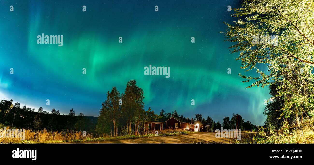 Nordlichter über der Landschaft in Schwedisch Lappland. Einer der besten Orte, um die Aurora Borealis zu sehen, grüne Lichter am Himmel Stockfoto