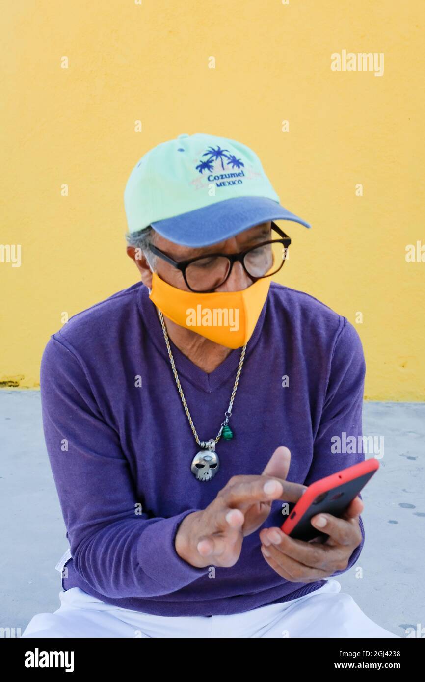 Mann, der während der Pandemie ein Mobiltelefon benutzt, Mexiko Stockfoto