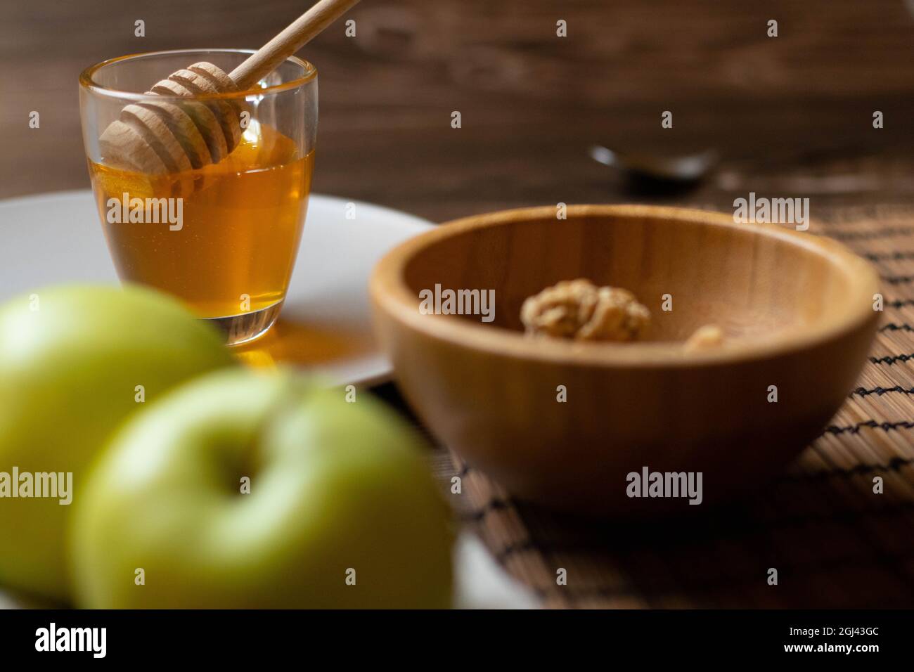 Essen Sie den Tag mit einem gesunden Frühstück mit Honig Müsli und Äpfeln Stockfoto