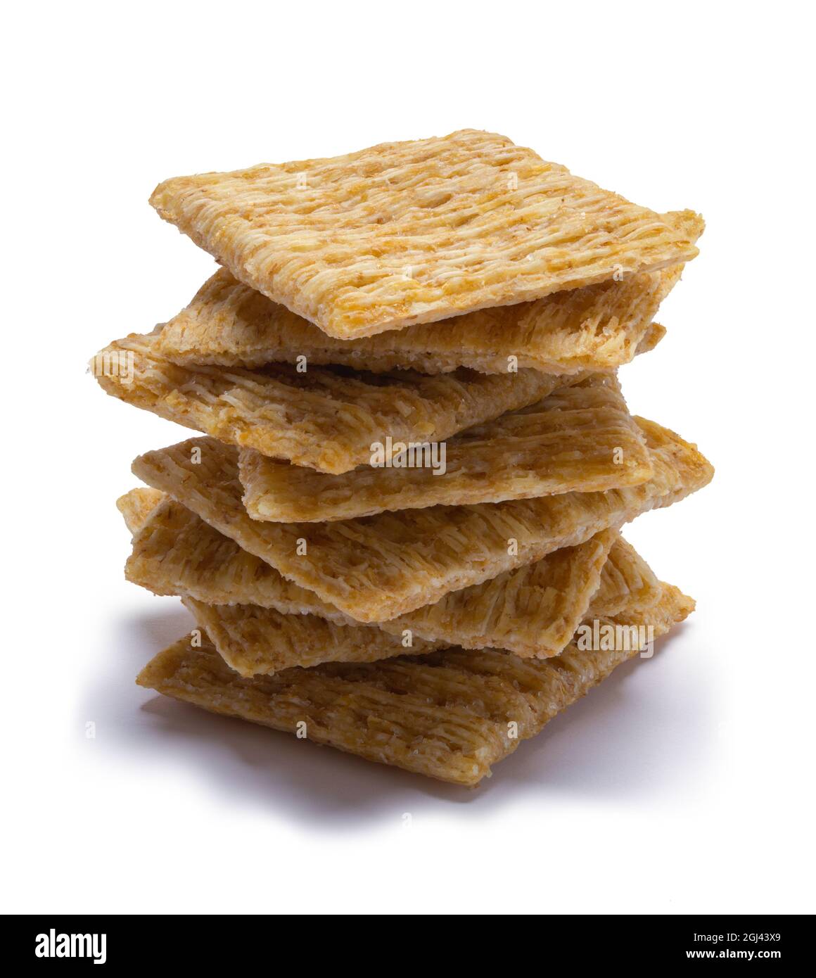 Stapel geschredderter Weizen Cracker auf Weiß ausgeschnitten. Stockfoto