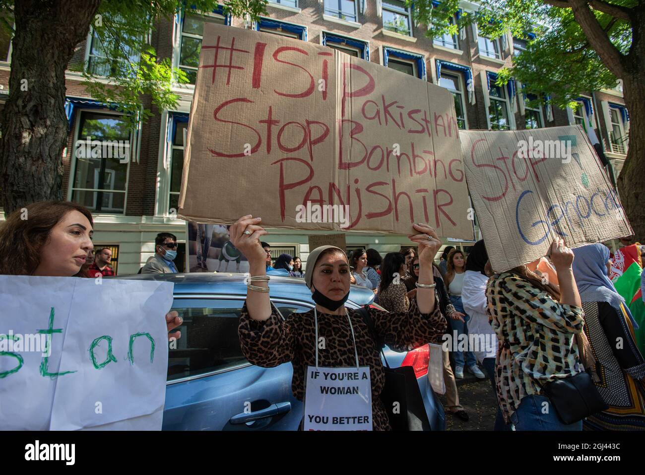 Demonstranten halten Plakate während der Demonstration vor der pakistanischen Botschaft.Eine kleine, aber äußerst lautstarke Gruppe von Demonstranten demonstrierte heute Nachmittag vor der pakistanischen Botschaft und dem Sitz des Botschafters in Den Haag und protestierte gegen das pakistanische Bündnis bei der Unterstützung der Taliban bei einer Bombenkampagne. Die Taliban haben am Montag, den 5., den letzten verbliebenen freien Sektor Afghanistans, das Panjschir-Tal, nordöstlich der Hauptstadt Kabul, zum Sieg erklärt. Die Gruppe postete online Aufnahmen ihrer Kämpfer, die ihre Flagge hochrafften. Die Taliban haben Afghanistan vor drei Wochen unter Kontrolle gebracht und die Hauptstadt Ka ergriffen Stockfoto