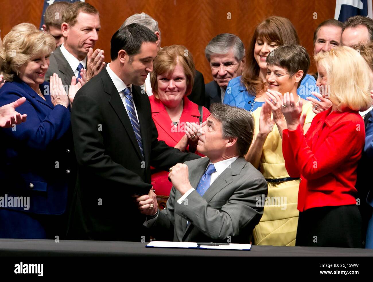 Austin, Texas, USA. Juli 2013. Der Gouverneur von Texas, Rick Perry, unterschreibt HB2 am 18. Juli 2013 in einem Raum voller überwiegend republikanischer Gesetzgeber, die für den Gesetzentwurf waren, einen Gesetzentwurf, der Abtreibungsanbieter einschränkt. Vor dem Auditorium waren mehrere Dutzend Demonstranten. Auf der linken Seite befindet sich Sen. GLENN HAGER. (Bild: © Bob Daemmrich/ZUMA Press Wire) Stockfoto