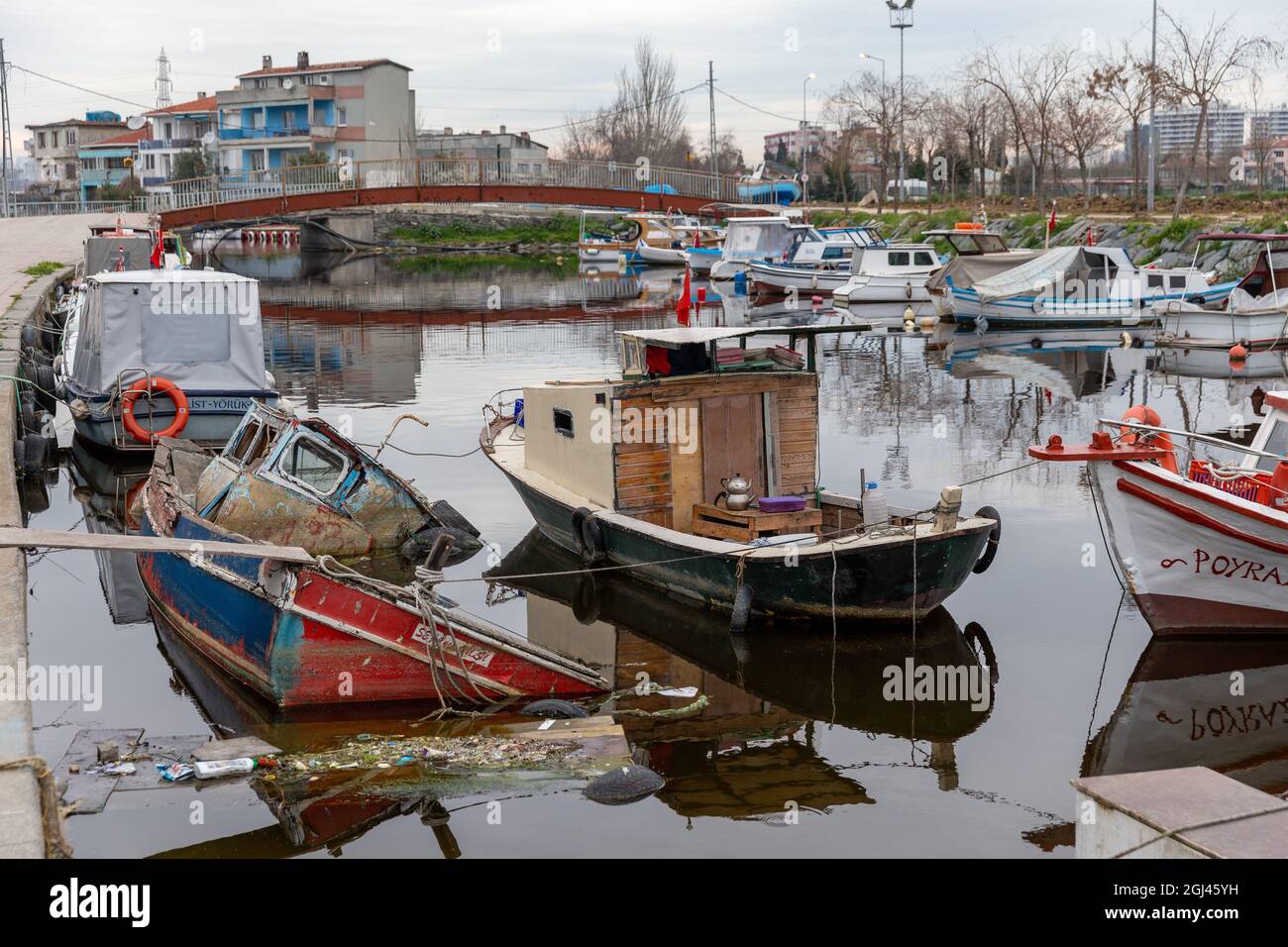 Kleine Fischerboote auf einem Bach zwischen der Marmaramerküste und dem Kucukcekmece See am Eingang im Süden des Istanbuler Kanals, Türkei. Stockfoto