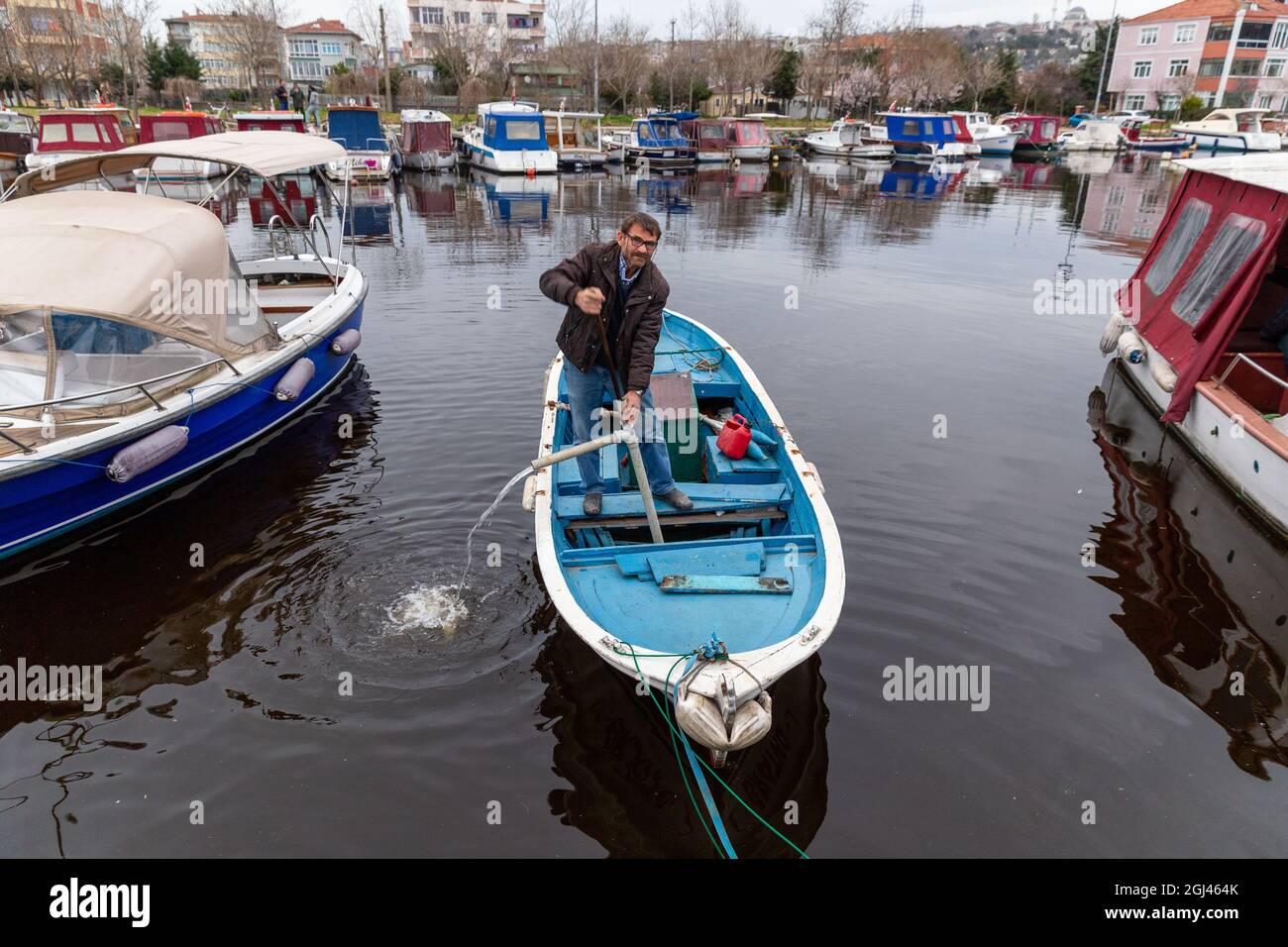 Kleine Fischerboote auf einem Bach zwischen der Marmaramerküste und dem Kucukcekmece See am Eingang im Süden des Istanbuler Kanals, Türkei. Stockfoto