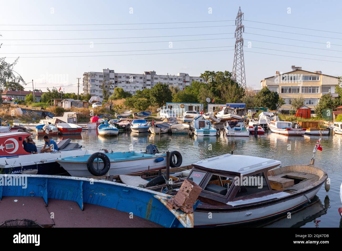 Kleine Fischerboote auf einem Bach zwischen der Marmaramerküste und dem Kucukcekmece See am Eingang im Süden des Istanbuler Kanals, Türkei. Stockfoto