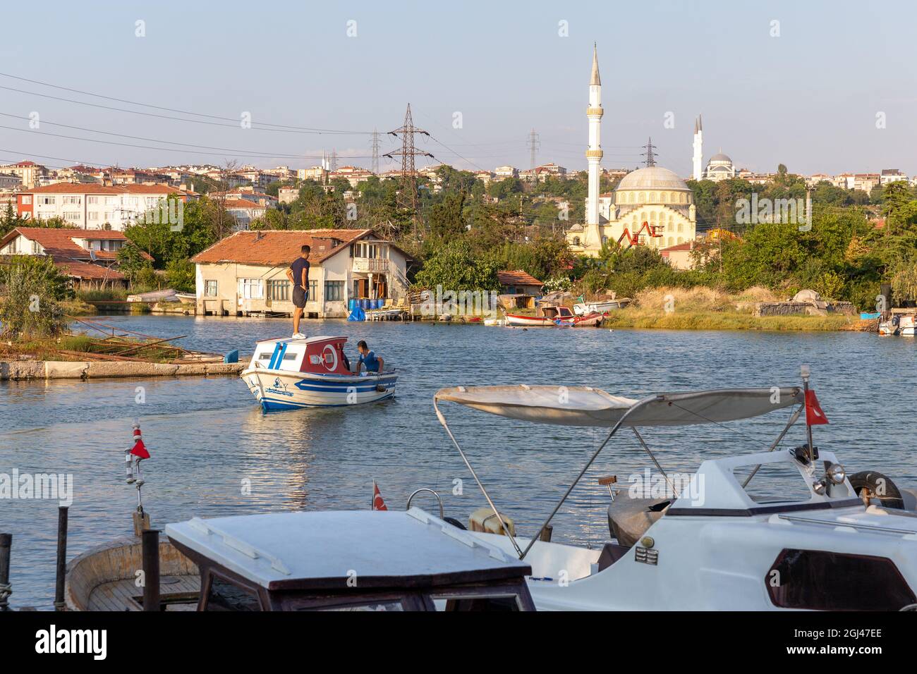 Kleine Fischerboote auf einem Bach zwischen der Marmaramerküste und dem Kucukcekmece See am Eingang im Süden des Istanbuler Kanals, Türkei. Stockfoto