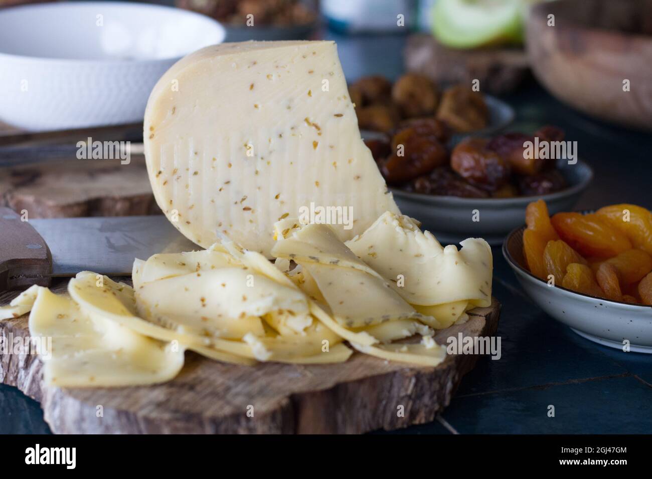 Frühstücksbuffet mit Käse, Wurst, Obst und Omelettes Stockfoto