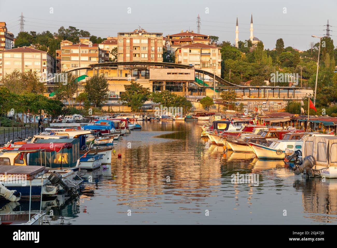 Kleine Fischerboote auf einem Bach zwischen der Marmaramerküste und dem Kucukcekmece See am Eingang im Süden des Istanbuler Kanals, Türkei. Stockfoto