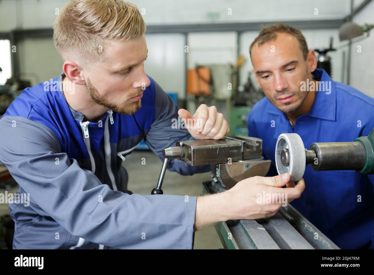 Arbeiter, die mit einem Metallschleifer arbeiten Stockfotografie - Alamy