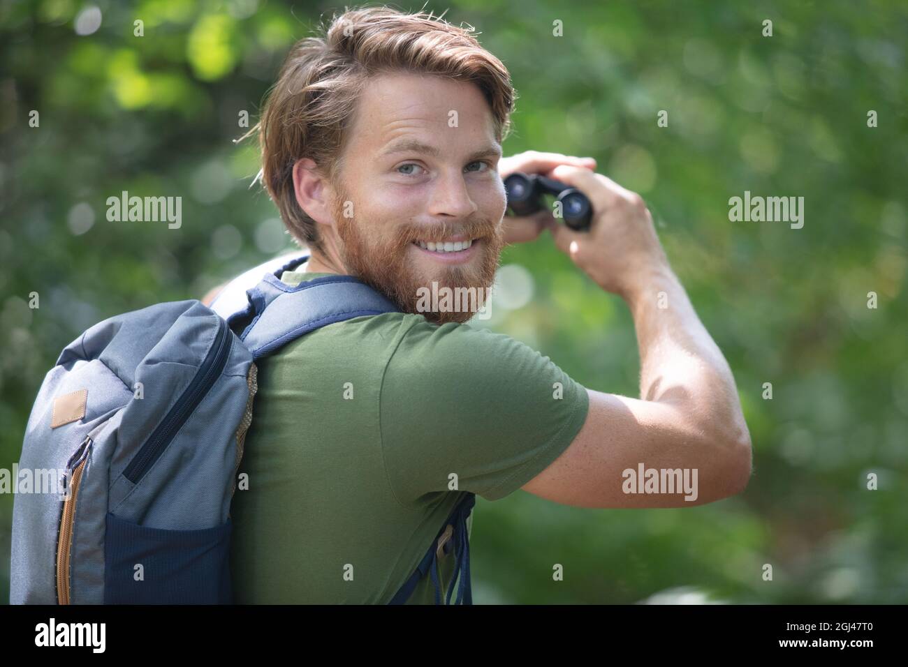 Mann, der Finnland im Herbst erkundet Stockfoto