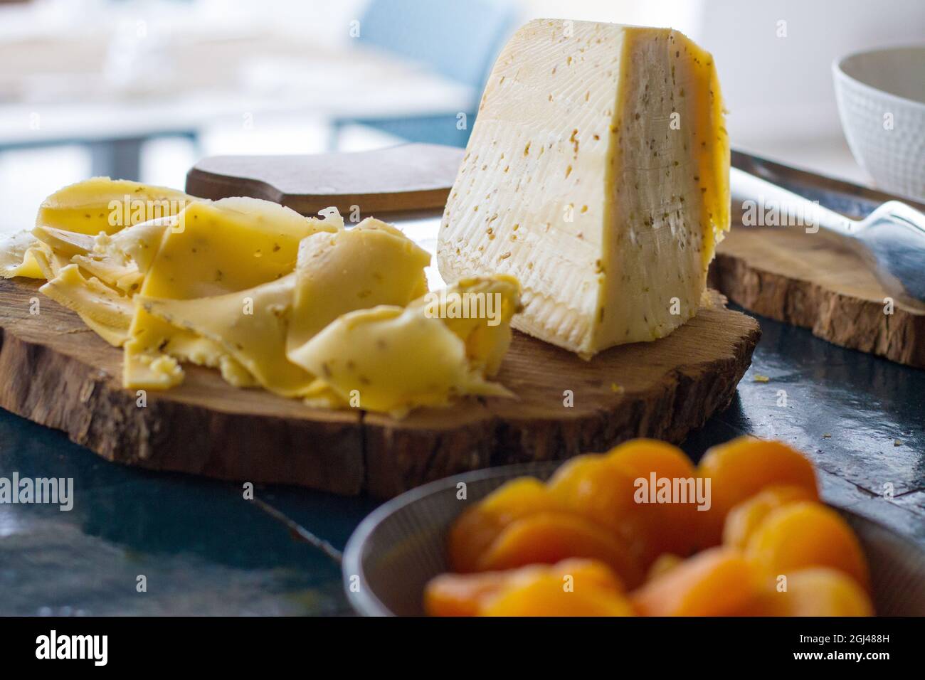 Frühstücksbuffet mit Käse, Wurst, Obst und Omelettes Stockfoto