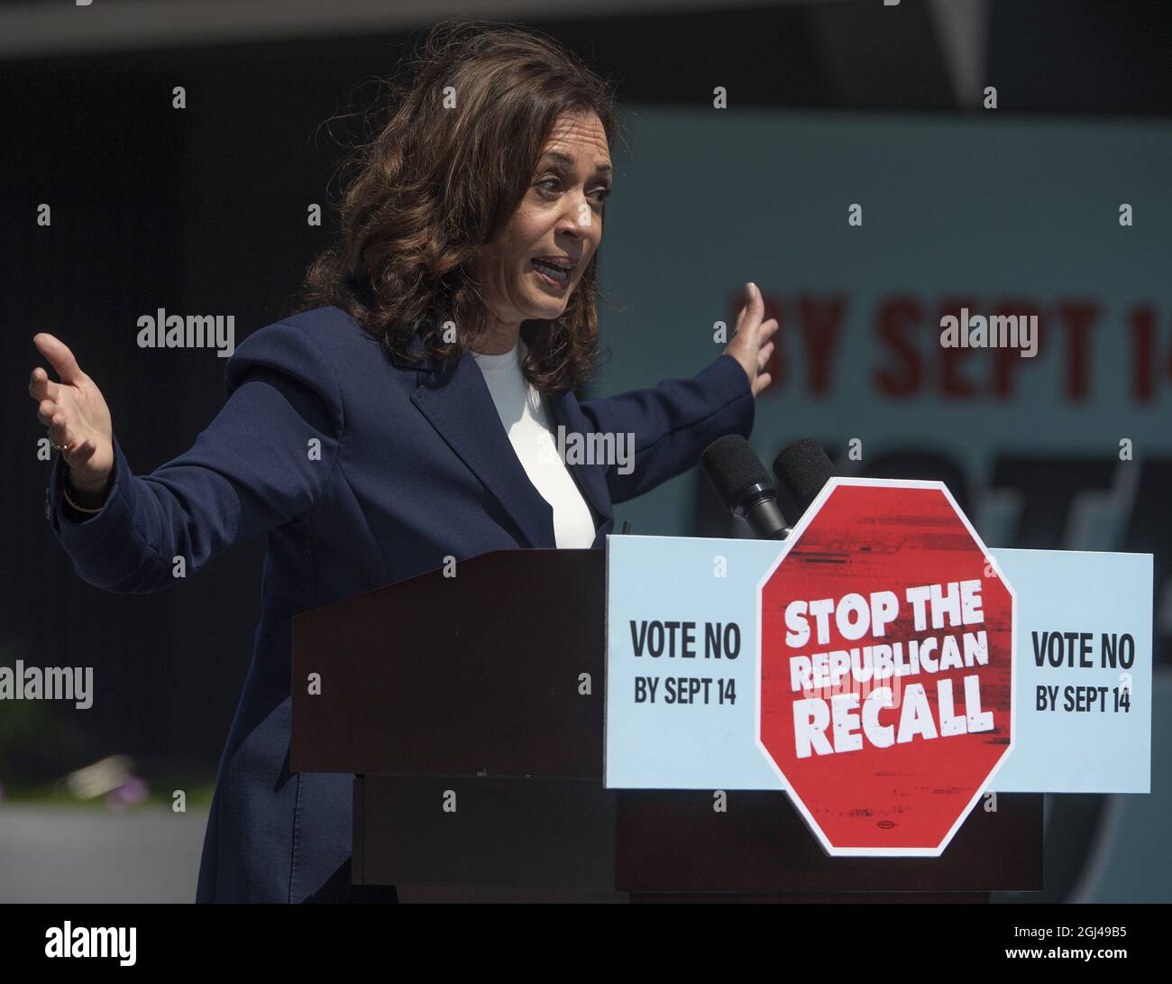 Santa Clara, Usa. September 2021. Vizepräsidentin Kamala Harris spricht am Mittwoch, den 8. September 2021, bei einer „Abstimmung gegen Rückruf“-Kundgebung für den kalifornischen Gouverneur Gavin Newsom im IBEW-NECA Joint Apprenticeship Training Center in San Leandro, Kalifornien. Harris schloss sich dem Gouverneur an, um die Wähler dazu zu drängen, die republikanische Führungserinnerung mit weniger als einer Woche Abstimmung zu besiegen. Foto von Terry Schmitt/UPI Credit: UPI/Alamy Live News Stockfoto