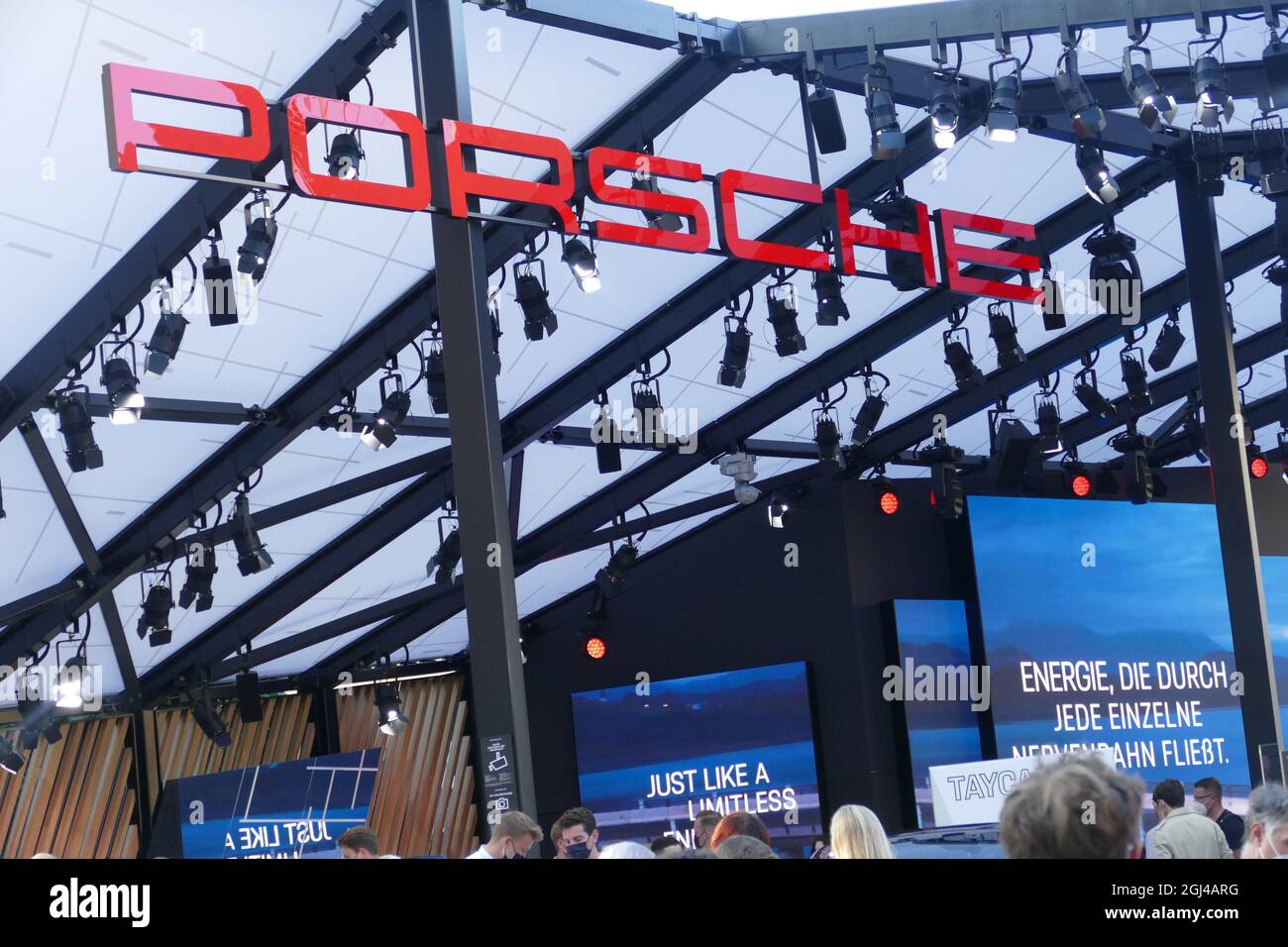 Das ikonische Markenlogo und die Firmenbeschriftung eines Porsche-Luxussportwagens, der auf der IAA Mobility Autoausstellung in München, Deutschland, ausgestellt ist. Stockfoto