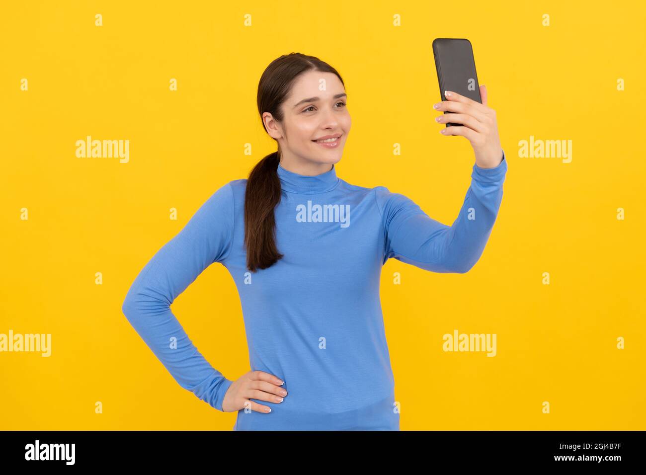 Vlog mit Mobiltelefon. Geschäftsfrau macht Selfie. Agiles Business Blogging. Stockfoto