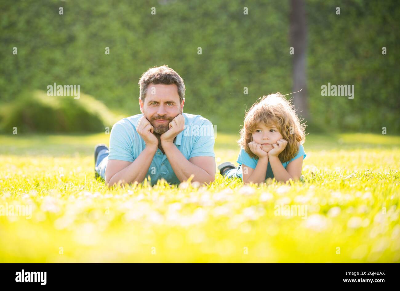Die glückliche Familie von Vater und Sohn Kind entspannen sich im Sommerpark grünes Gras, Vaterschaft Stockfoto