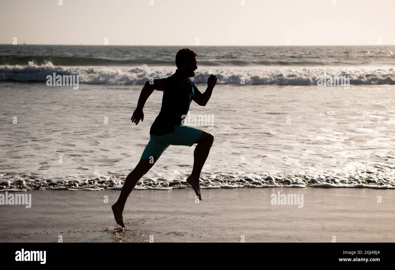 Silhouette des athletischen Mann Läufer läuft am Sommerstrand, Sport Stockfoto