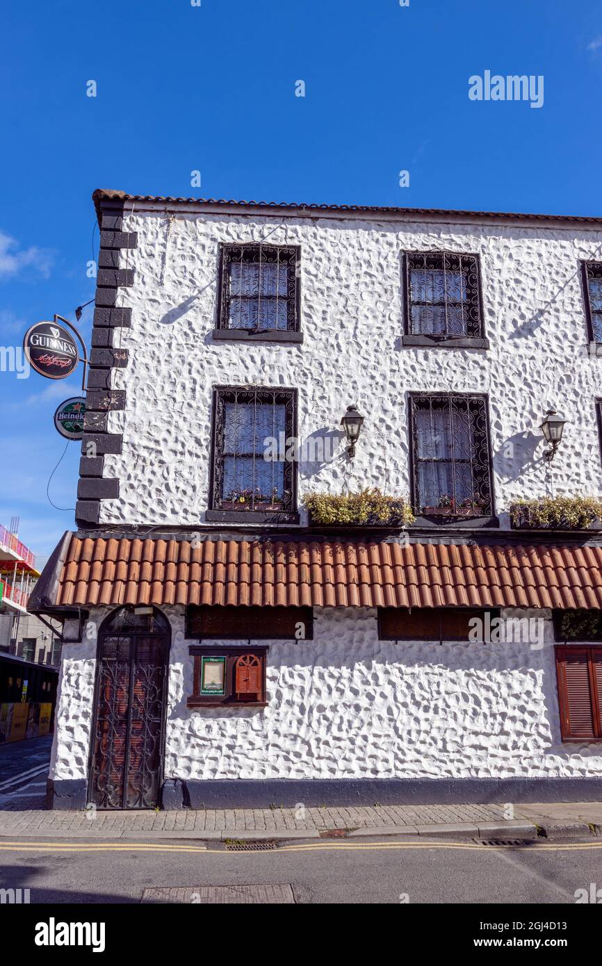 DUBLIN, IRLAND - 03. März 2021: Eine wunderschöne Aufnahme des weißen Gebäudes der Hacienda Bar mit Ziegelsteinen in den Ecken in Dublin, Irland Stockfoto