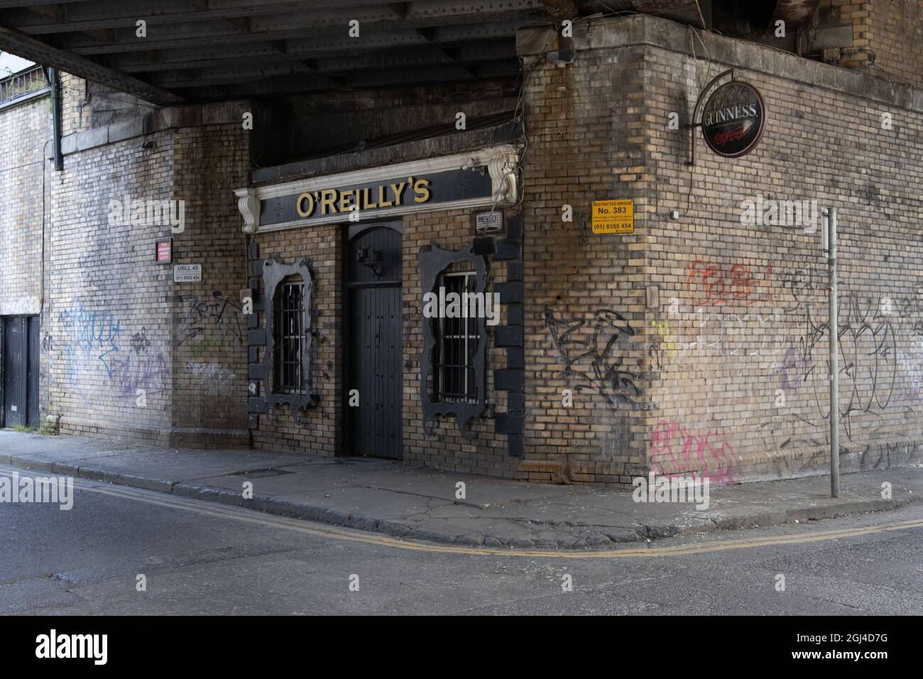 DUBLIN, IRLAND - 03. März 2021: Eine szenische Aufnahme des Eingangs zur viktorianischen Bar O'Reilly's in Dublin, Irland Stockfoto