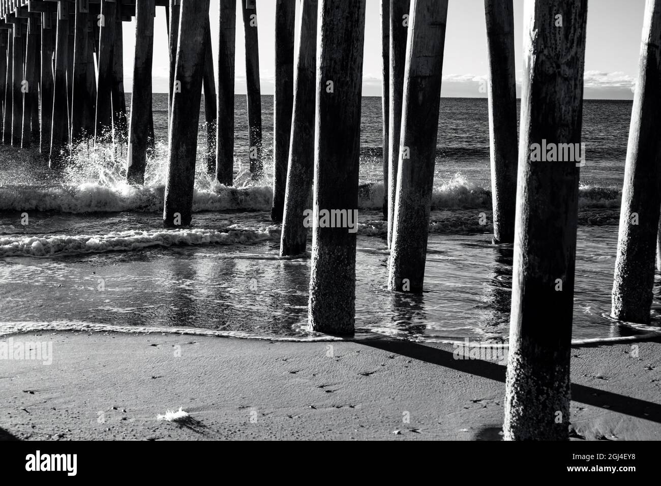 Pier in Meeresbrandung Stockfoto