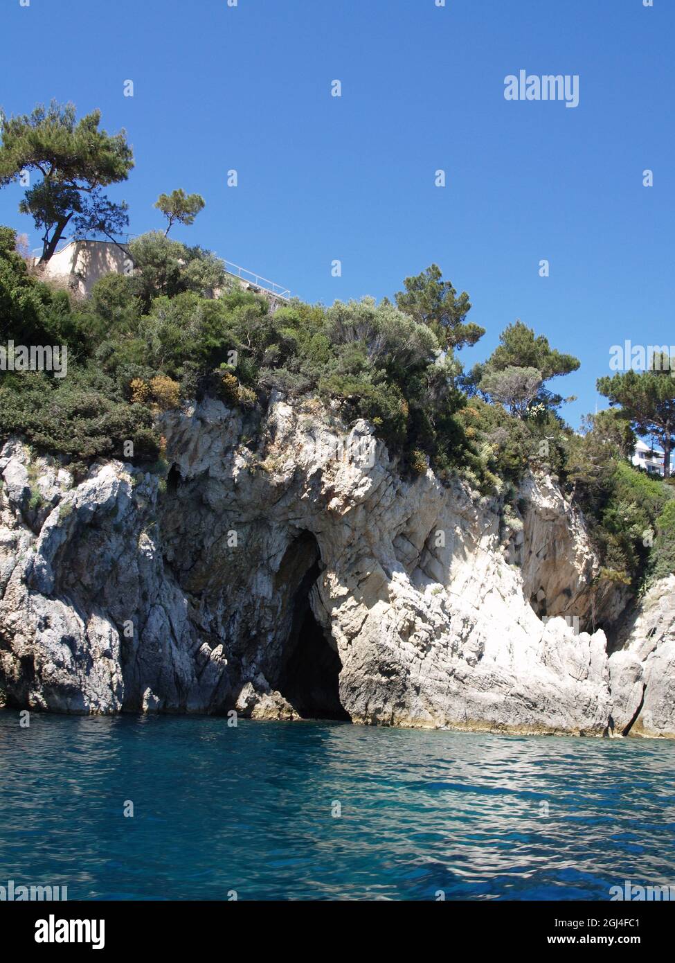 Blick auf Küste in Paleokastritsa, Korfu, Griechenland, Boot auf dem Meer entnommen Stockfoto