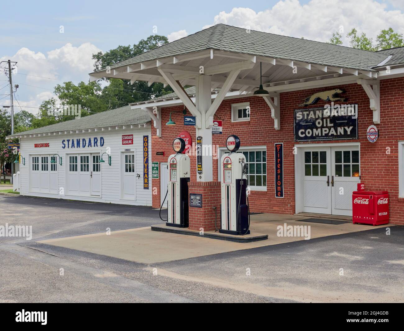 Restaurierte Tankstelle aus den 1950er Jahren mit Gaspumpen und alten Schildern in Abbeville Alabama, USA. Stockfoto