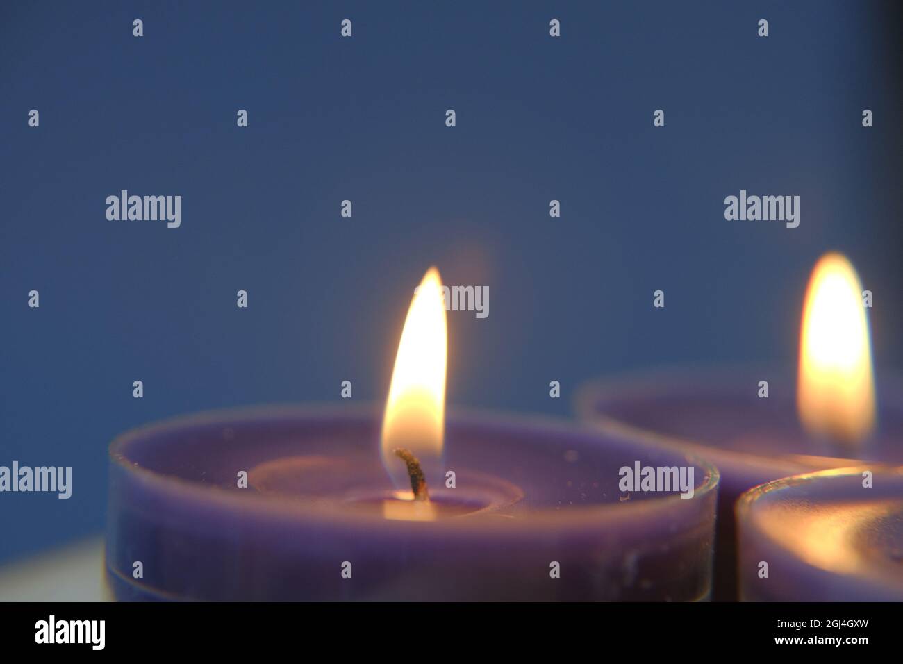 Kerzen Hintergrund.Blaue Kerzen auf blauem Hintergrund Stockfoto