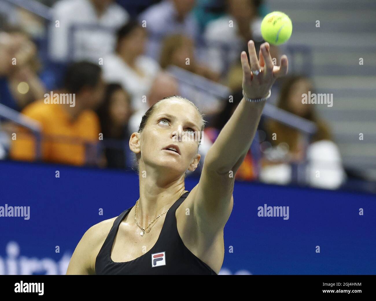 Flushing Meadow, United Gab An. September 2021. Karol'na Pliskova aus der Tschechischen Republik dient vor dem Verlust an Maria Sakkari aus Griechenland in geraden Sätzen im Viertelfinale bei den US Open Tennis Championships 2021 im Arthur the Stadium im USTA Billie Jean King National Tennis Center am Mittwoch, den 8. September 2021 in New York City. Foto von John Angelillo/UPI Credit: UPI/Alamy Live News Stockfoto