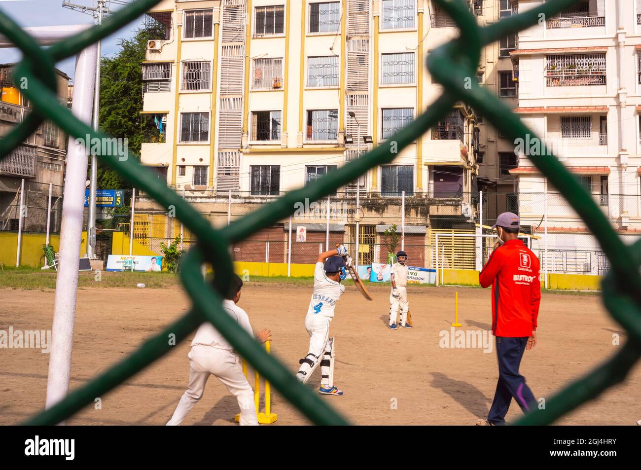 Spiel, Praxis, Jungen, spielen, Cricket, unter Coach, im roten Mantel, im Sreebhumi Park, Spielplatz, Kalkutta, Indien Stockfoto