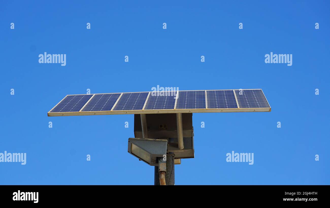 Industrielle Lichttürme mit Solarpaneelen Stockfoto