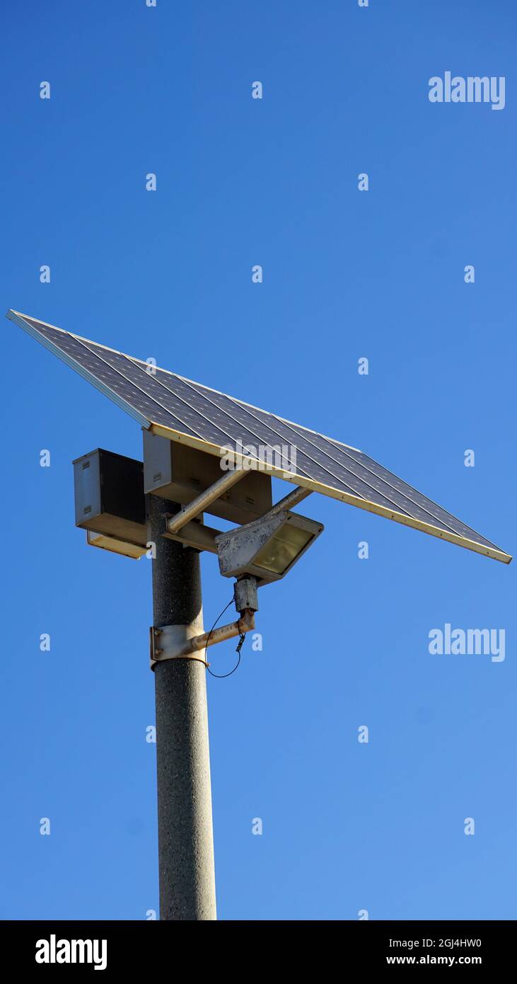 Industrielle Lichttürme mit Solarpaneelen Stockfoto