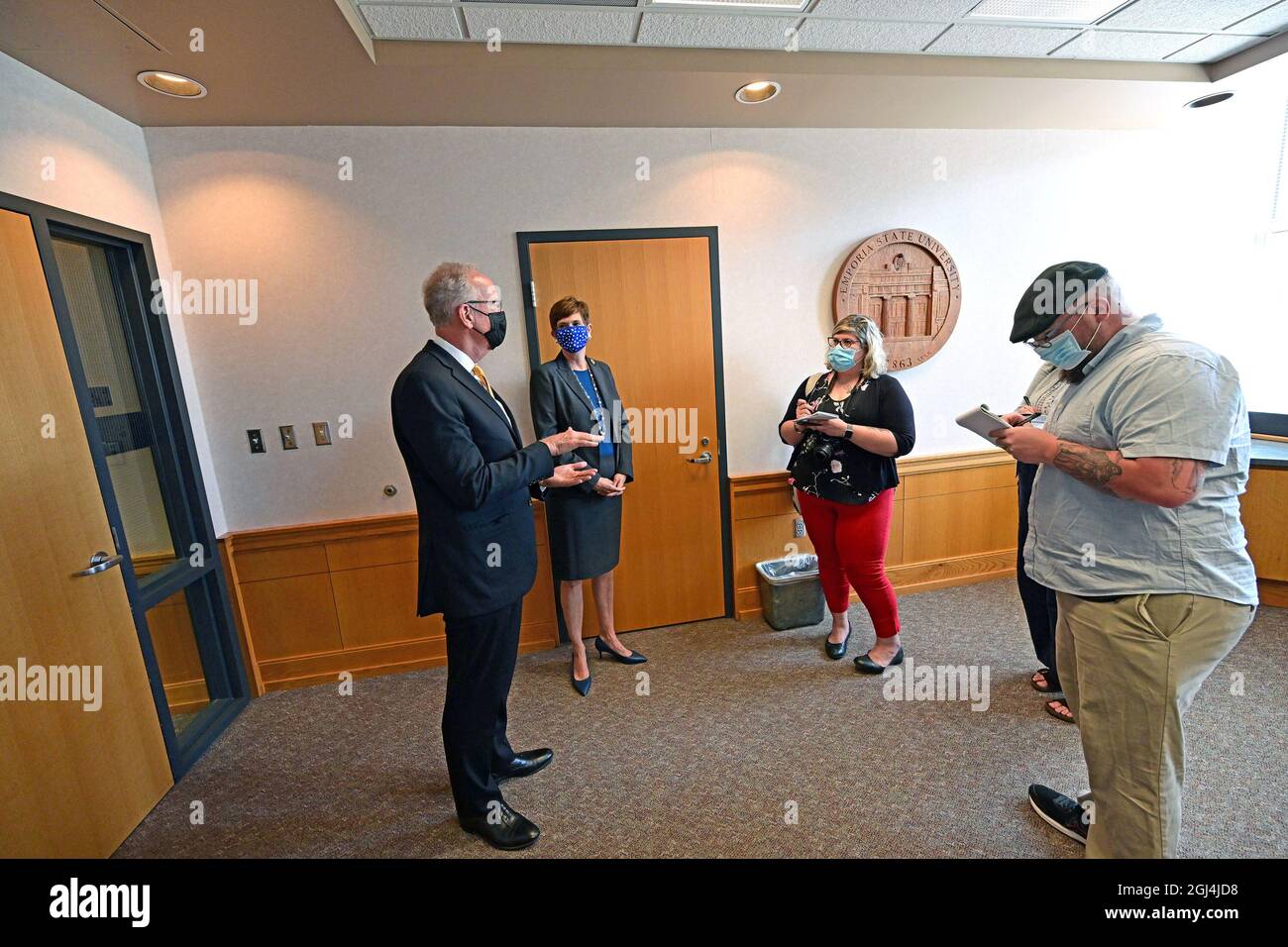Emporia, KS, USA. September 2021. Senator Jerry Moran (R-KS) und ESU-Präsidentin Allison Garrett während einer Pressekonferenz über den steigenden Bedarf an hoch qualifizierten Rekruten für Cyber-Sicherheit, die von Hochschulcampus im ganzen Staat stammen. Emporia, Kansas am 8. September 2021. Kredit: Mark Reinstein/Media Punch/Alamy Live Nachrichten Stockfoto