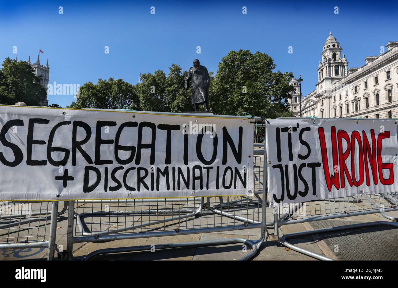 London, Großbritannien. September 2021. An den Barrieren befestigte Transparente, während Demonstranten vor dem Parlament demonstrieren. Sie protestieren gegen Impfpass und Impfungen für Kinder, während die Abgeordneten im Unterhaus über Impfpass debattieren. Impfpass ist erforderlich, um Ende September Zugang zu überfüllten Orten wie Nachtclubs und Sportveranstaltungen zu erhalten. Kredit: SOPA Images Limited/Alamy Live Nachrichten Stockfoto