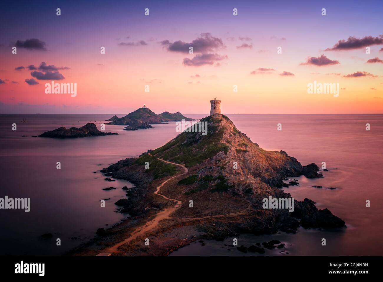 Sonnenuntergang über dem genuesischen Turm und Leuchtturm bei Pointe de la Parata und Les Iles Sanguinaires bei Ajacio auf Korsika Stockfoto