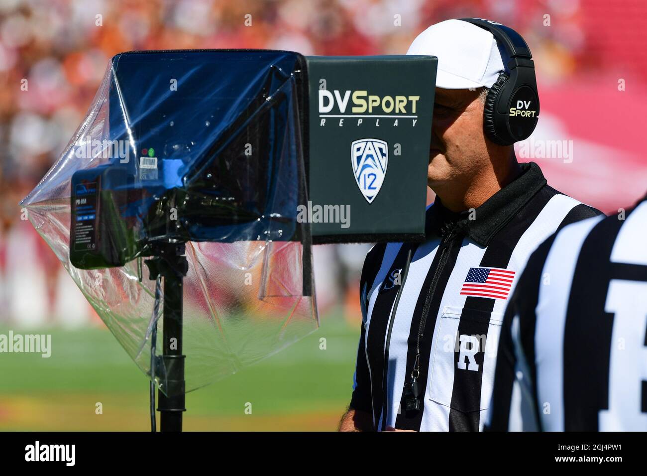 Ein PAC-12-Schiedsrichter betrachtet einen DVSport Replay-Monitor während eines NCAA-Fußballspiels zwischen den südkalifornischen Trojanern und dem San Jose State Spartan Stockfoto