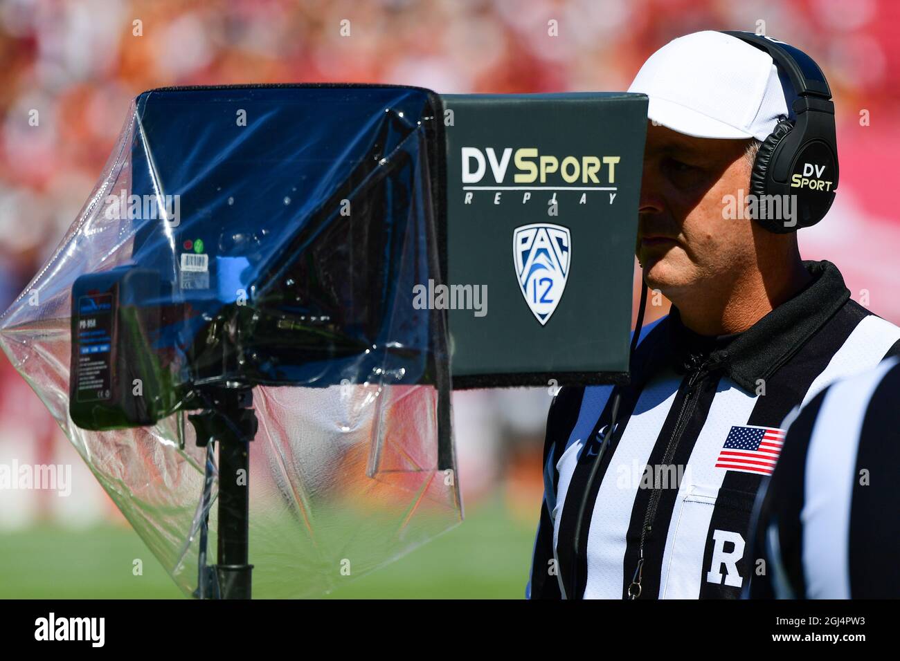 Ein PAC-12-Schiedsrichter betrachtet einen DVSport Replay-Monitor während eines NCAA-Fußballspiels zwischen den südkalifornischen Trojanern und dem San Jose State Spartan Stockfoto