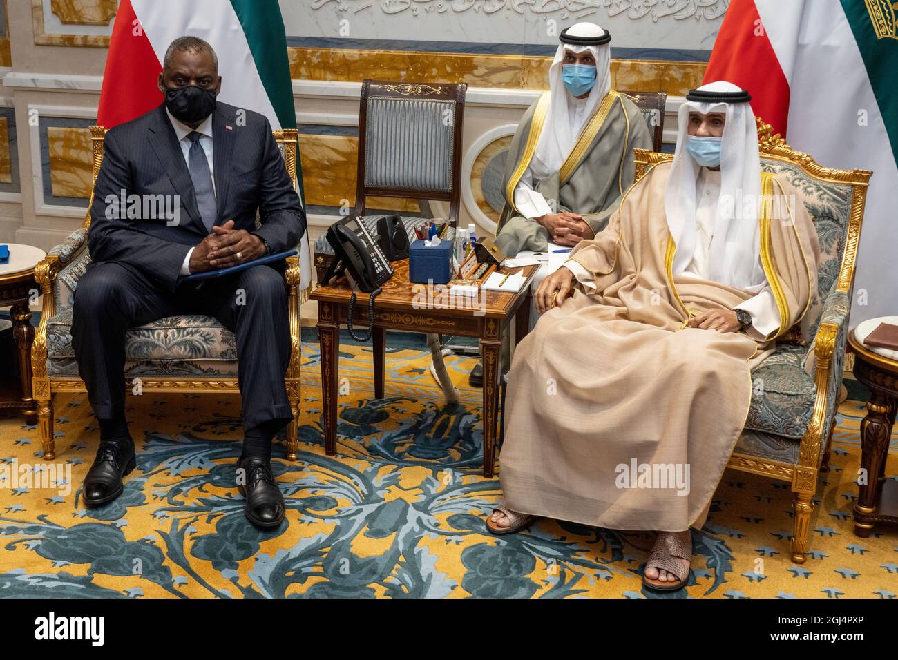 Kuwait-Stadt, Kuwait. September 2021. Der US-Verteidigungsminister Lloyd Austin III, links, hält ein bilaterales Treffen mit dem Emir von Kuwait, Sheikh Nawaf Al-Ahmad Al-Jaber Al-Sabah, am 8. September 2021 in Kuwait-Stadt, Kuwait, ab. Quelle: Chad McNeeley/DOD/Alamy Live News Stockfoto