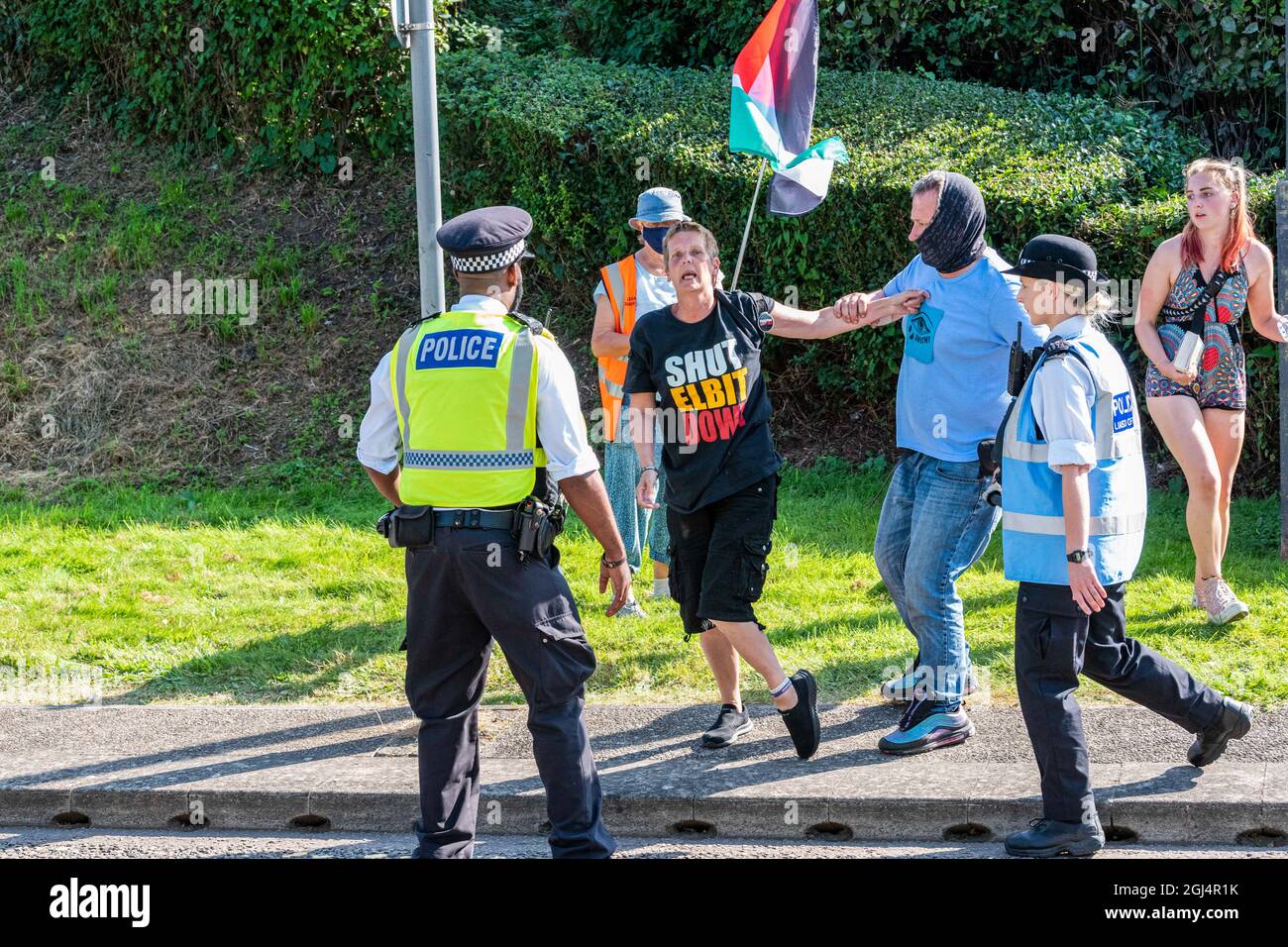 London, Großbritannien. September 2021. Während der Demonstration vor Excel London schreit ein Protestler (in Schwarz) auf die Polizei, während sie sich auf die Ausrichtung der DSEI (Defence and Security Equipment International)-ARM-Show vorbereitet. Kredit: SOPA Images Limited/Alamy Live Nachrichten Stockfoto