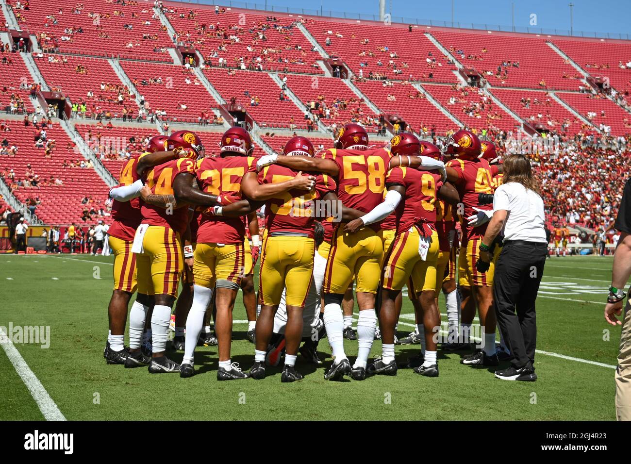 Südliche kalifornische Trojaner huddeln vor einem NCAA-Fußballspiel am Samstag, 4. September 2021 in Los Angeles. (Dylan Stewart/Image of Sport) Stockfoto