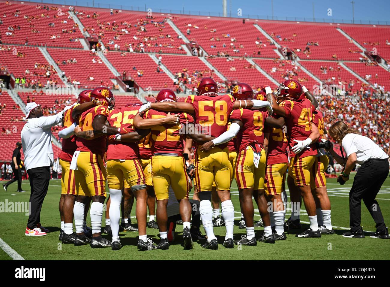 Südliche kalifornische Trojaner huddeln vor einem NCAA-Fußballspiel am Samstag, 4. September 2021 in Los Angeles. (Dylan Stewart/Image of Sport) Stockfoto